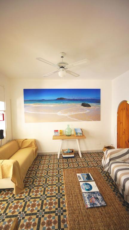 Sol Y Mar Surf Camp Hostel Corralejo Exterior photo
