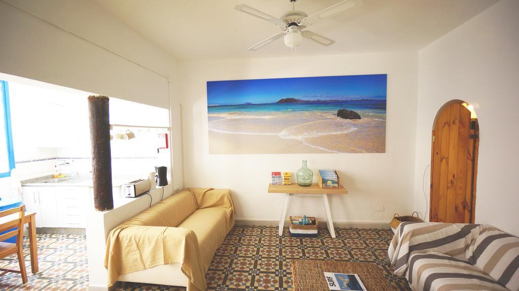 Sol Y Mar Surf Camp Hostel Corralejo Exterior photo