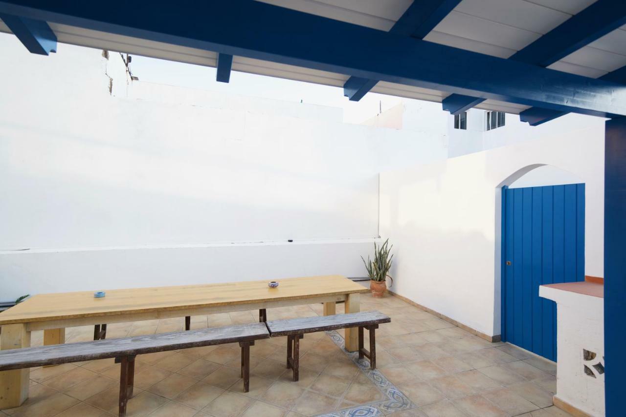 Sol Y Mar Surf Camp Hostel Corralejo Exterior photo